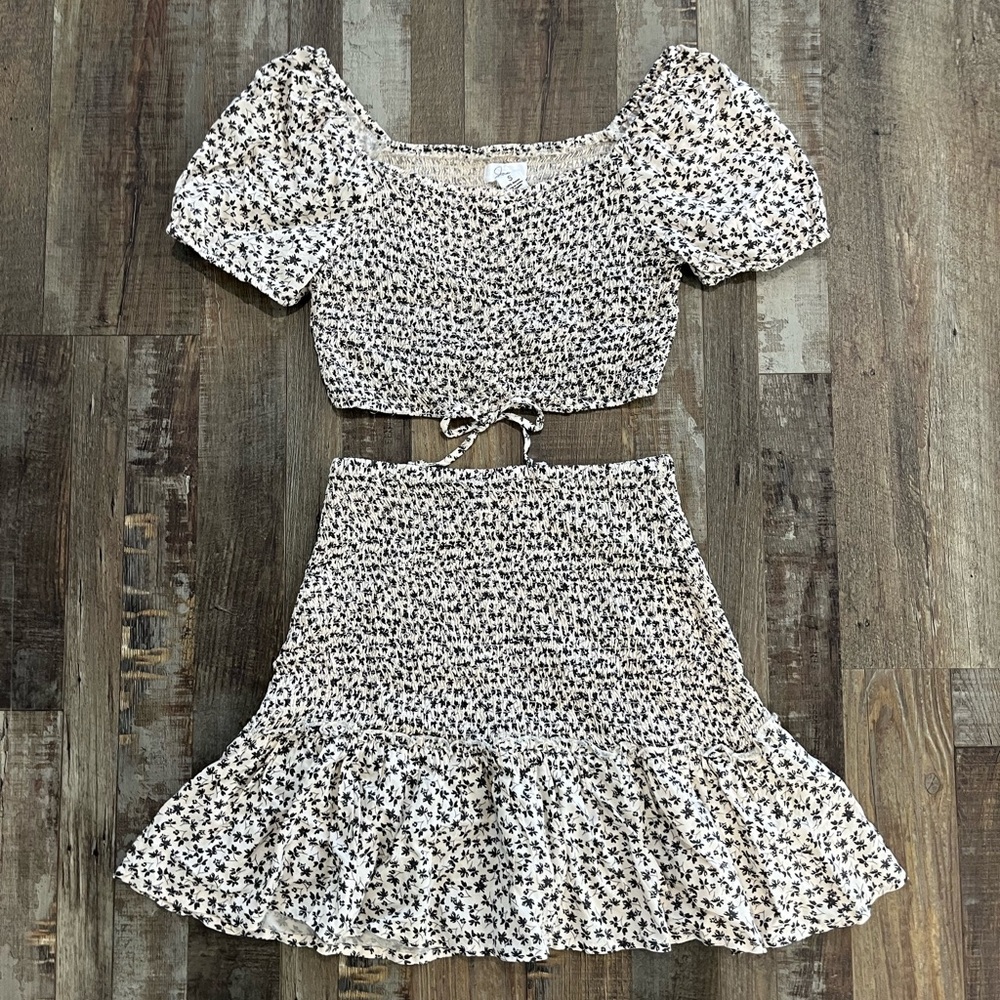 Crop top and skirt set! 💐